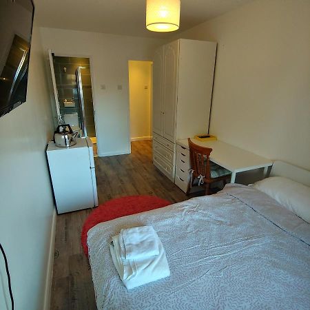 Ensuite Master Bedroom, Private Bathroom, Inside Family Home, Walking Distance To Harry Potter Watford  Zewnętrze zdjęcie