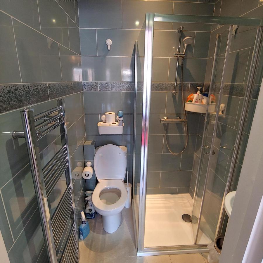 Ensuite Master Bedroom, Private Bathroom, Inside Family Home, Walking Distance To Harry Potter Watford  Zewnętrze zdjęcie