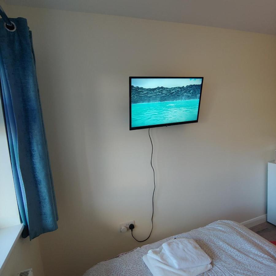 Ensuite Master Bedroom, Private Bathroom, Inside Family Home, Walking Distance To Harry Potter Watford  Zewnętrze zdjęcie