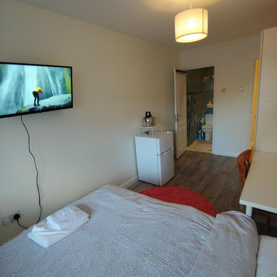 Ensuite Master Bedroom, Private Bathroom, Inside Family Home, Walking Distance To Harry Potter Watford  Zewnętrze zdjęcie