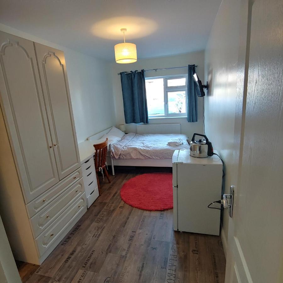 Ensuite Master Bedroom, Private Bathroom, Inside Family Home, Walking Distance To Harry Potter Watford  Zewnętrze zdjęcie