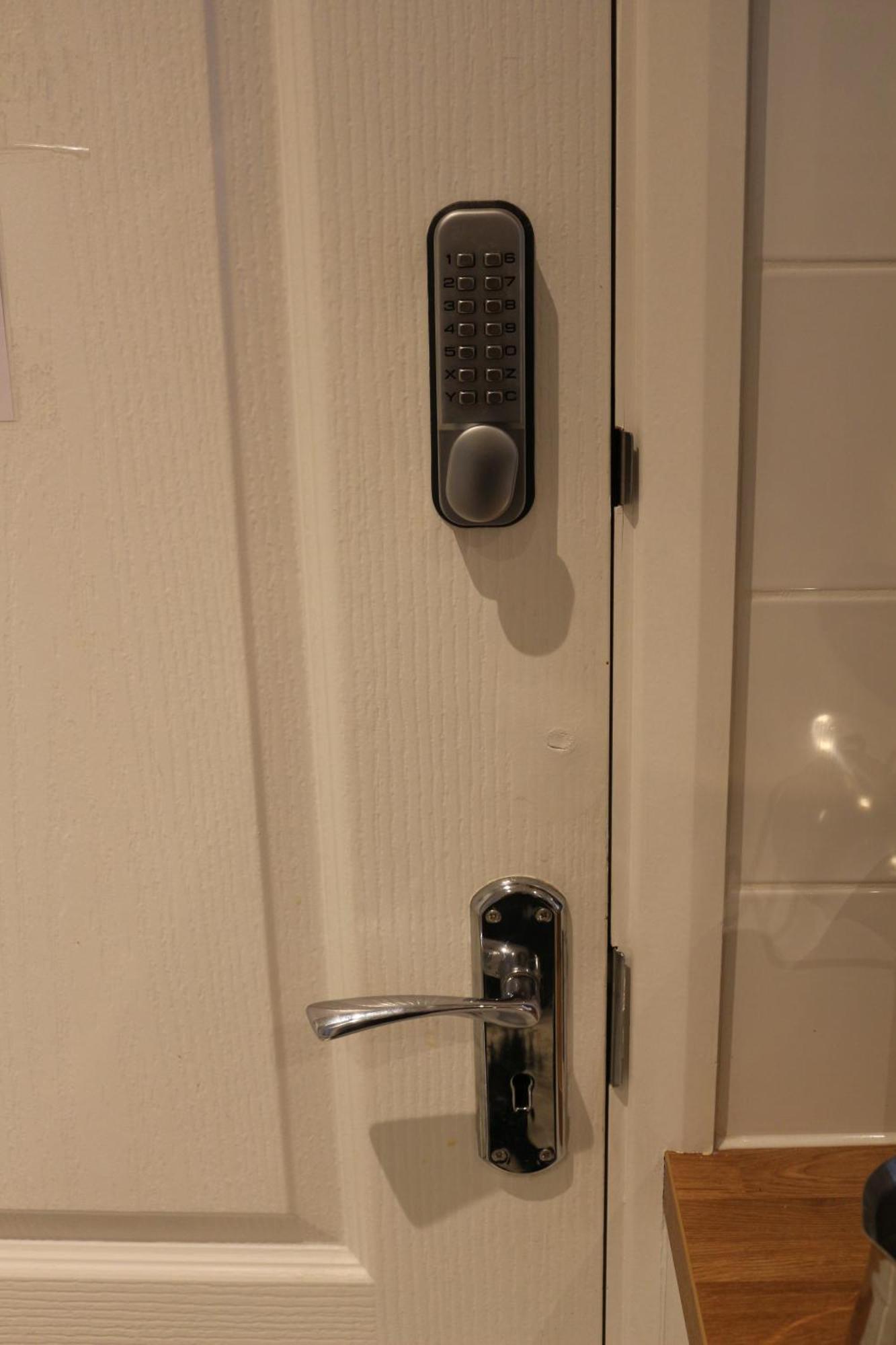 Ensuite Master Bedroom, Private Bathroom, Inside Family Home, Walking Distance To Harry Potter Watford  Zewnętrze zdjęcie